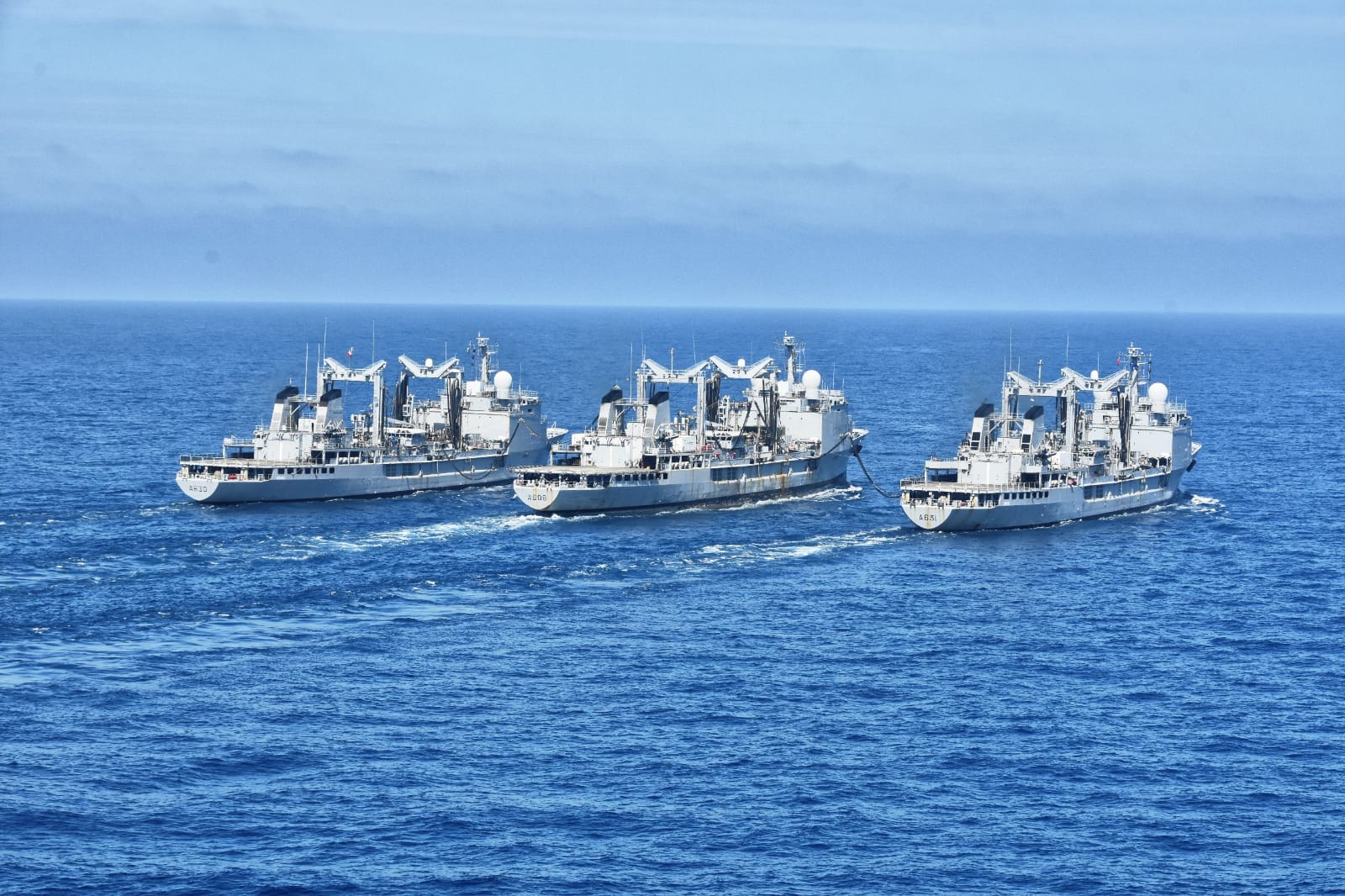 Le BCR Var en ravitaillement avec ses sisterships Marne et Somme (© Marine Nationale)