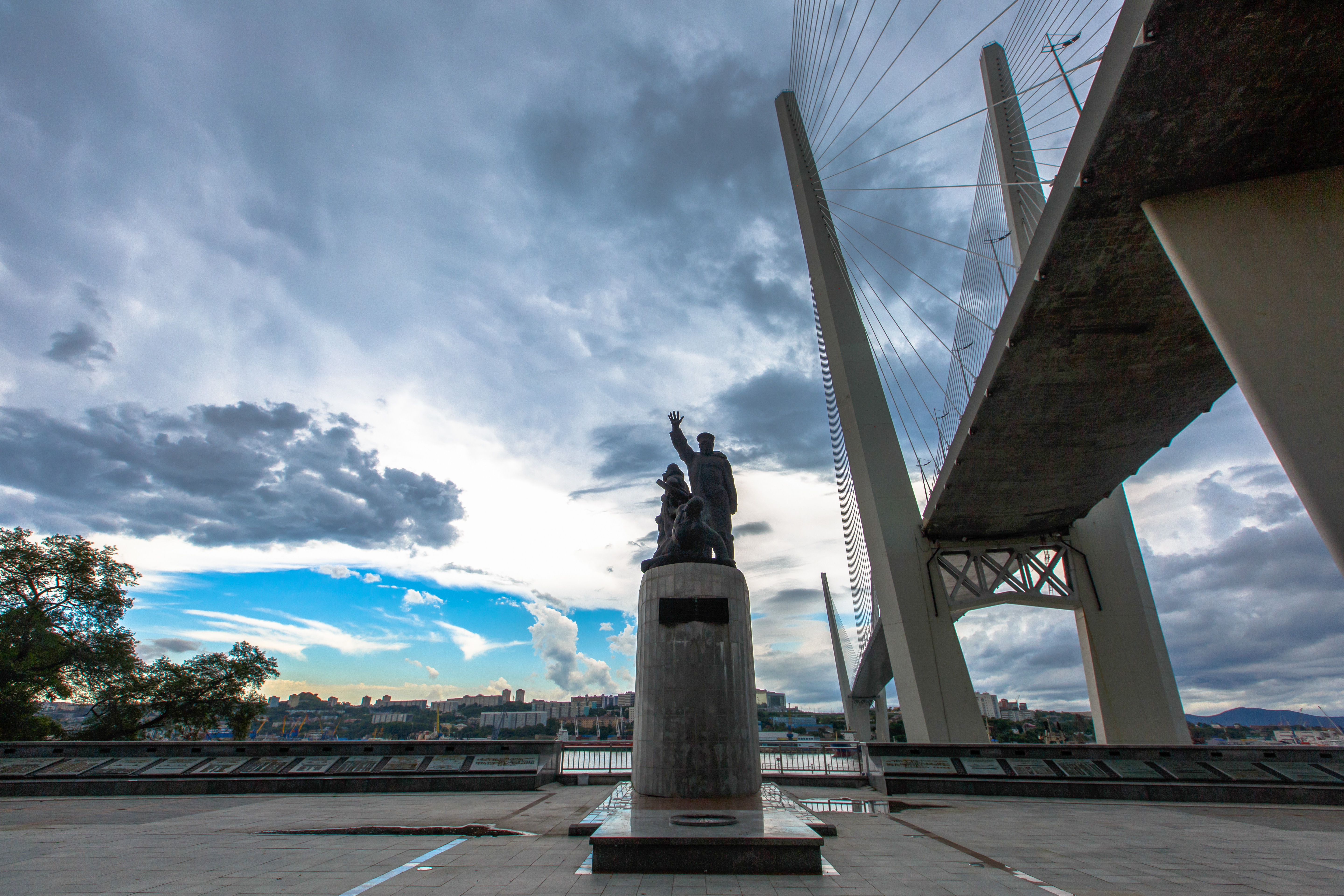 Monument en hommage aux marins de la marine marchande à Vladivostok (© alexhitrov / Adobe Stock)