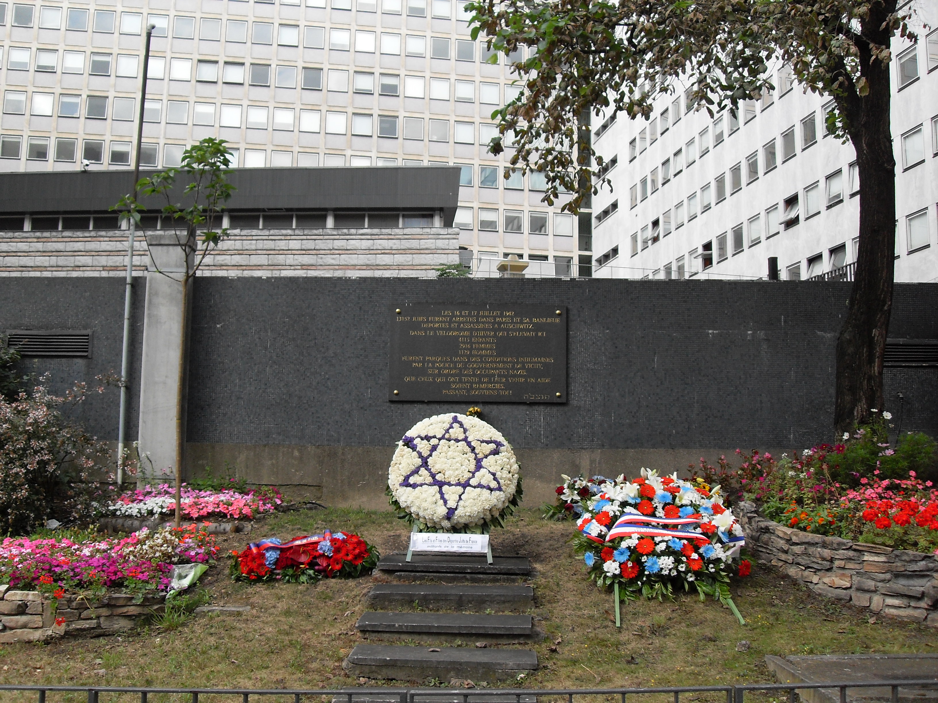 Plaque dans le jardin du souvenir à l'emplacement du Vél' d'Hiv (© Djampa)