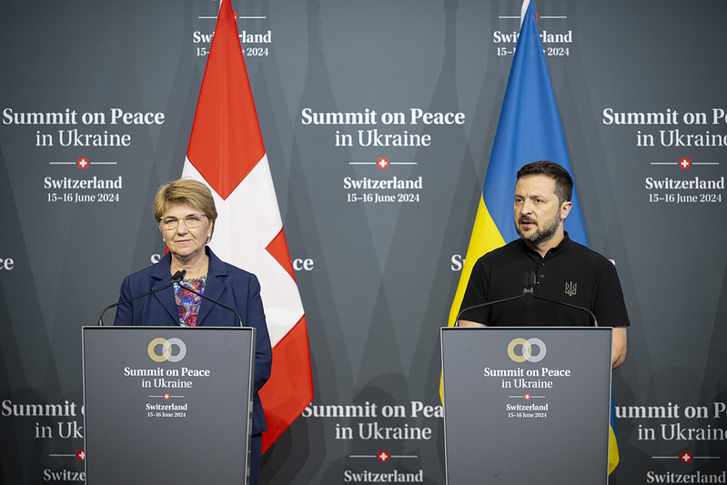 La présidente fédérale suisse Viola Amherd (à gauche) et le président ukrainien Volodymyr Zelensky (à droite) assistent à la conférence de presse de clôture du Sommet sur la paix en Ukraine, à Stansstad (Suisse). (© KEYSTONE/EDA/POOL/Urs Flueeler)