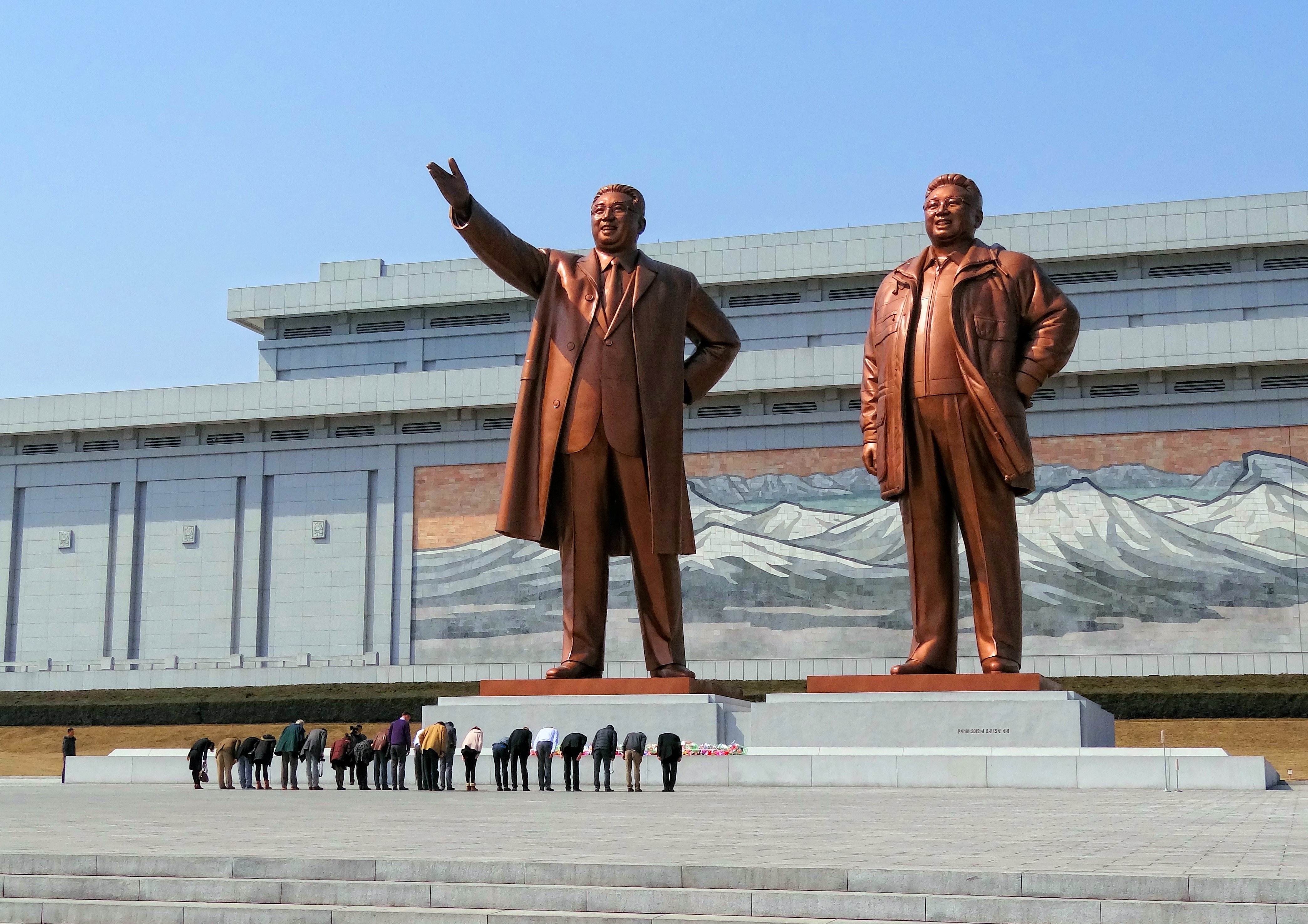 Statues de Kim Il-sung et Kim Jong-il à Pyongyang (© Bjørn Christian Tørrissen / Wikicommons)