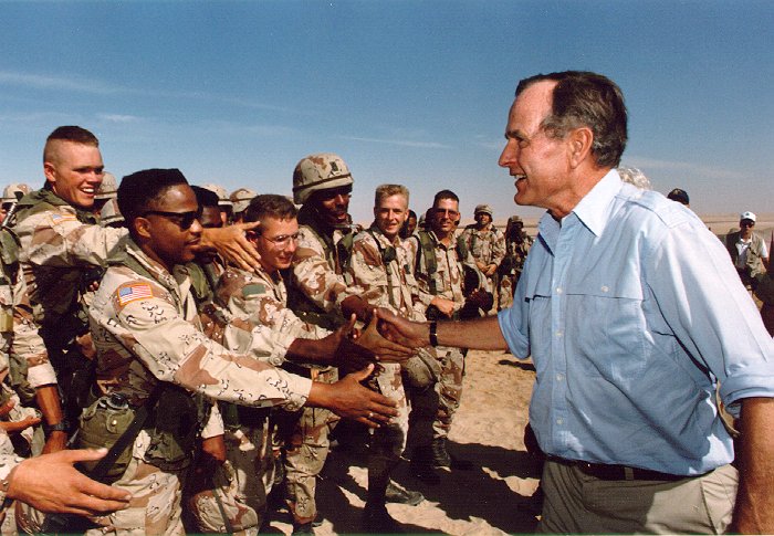 George Bush, président des États-Unis, à la rencontre des GI’s en Arabie saoudite le 22 novembre 1990 à l’occasion de Thanksgiving, durant la séquence Desert Shield de la guerre du Golfe 1990-1991 © George Bush Library.