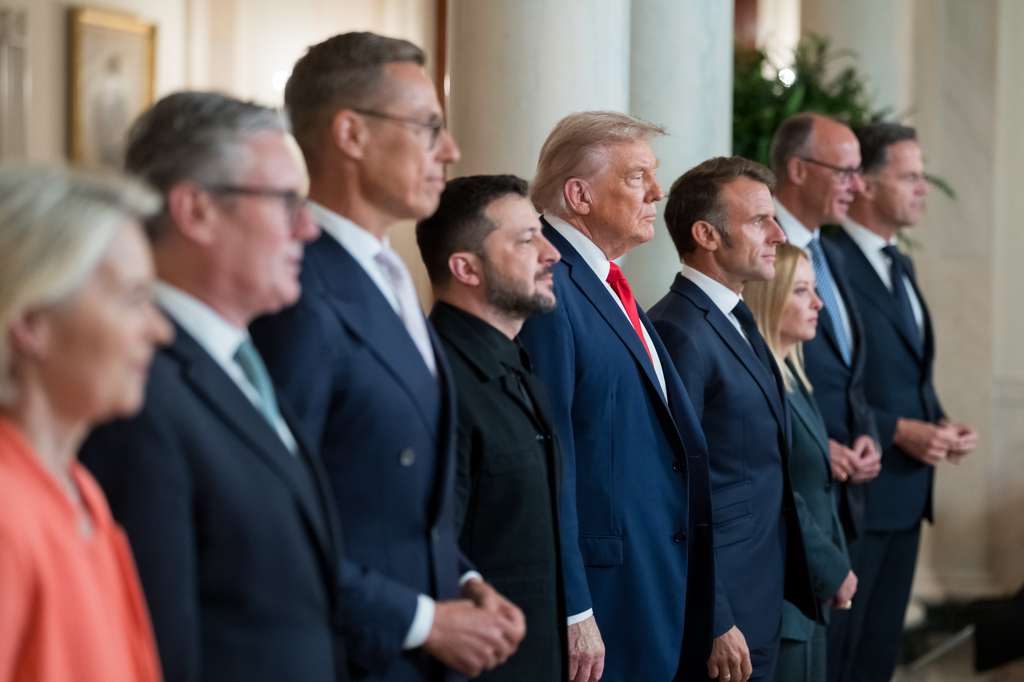 Les dirigeants européens (Commission européenne, Otan, France, Allemagne, Italie, Royaume-Uni, Finlande) réunis à Washington autour de Donald Trump et Volodymyr Zelensky, le 18 août 2025 (© White House / Flickr)