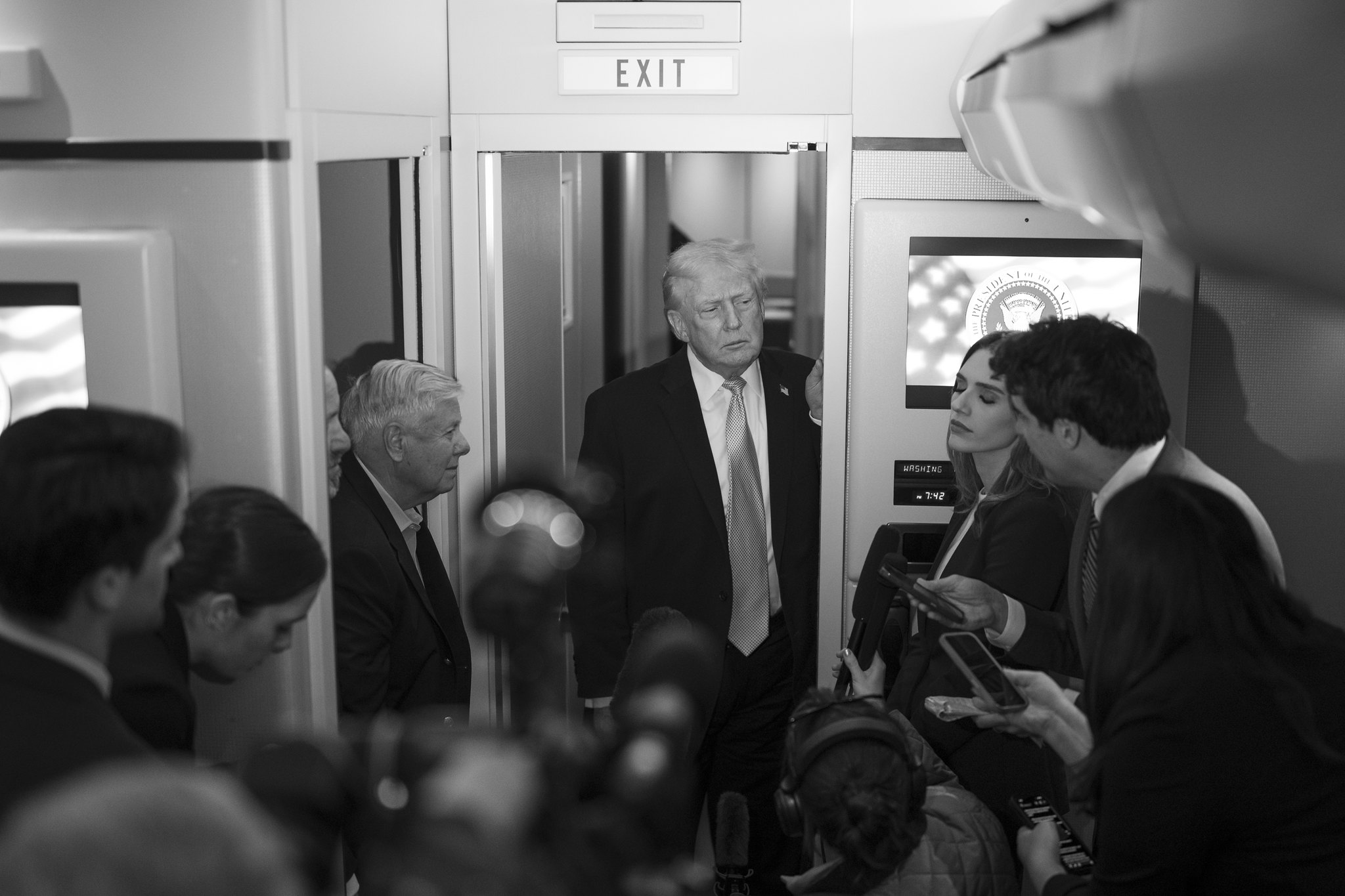 Le pr&eacute;sident Donald Trump s'adresse &agrave; la presse &agrave; bord d'Air Force One apr&egrave;s son d&eacute;part de l'a&eacute;roport international de Palm Beach &agrave; West Palm Beach, en Floride, le dimanche 4 janvier 2026, en route vers la base a&eacute;rienne d'Andrews, dans le Maryland (&copy; Photo officielle de la Maison Blanche par Daniel Torok/Flickr)