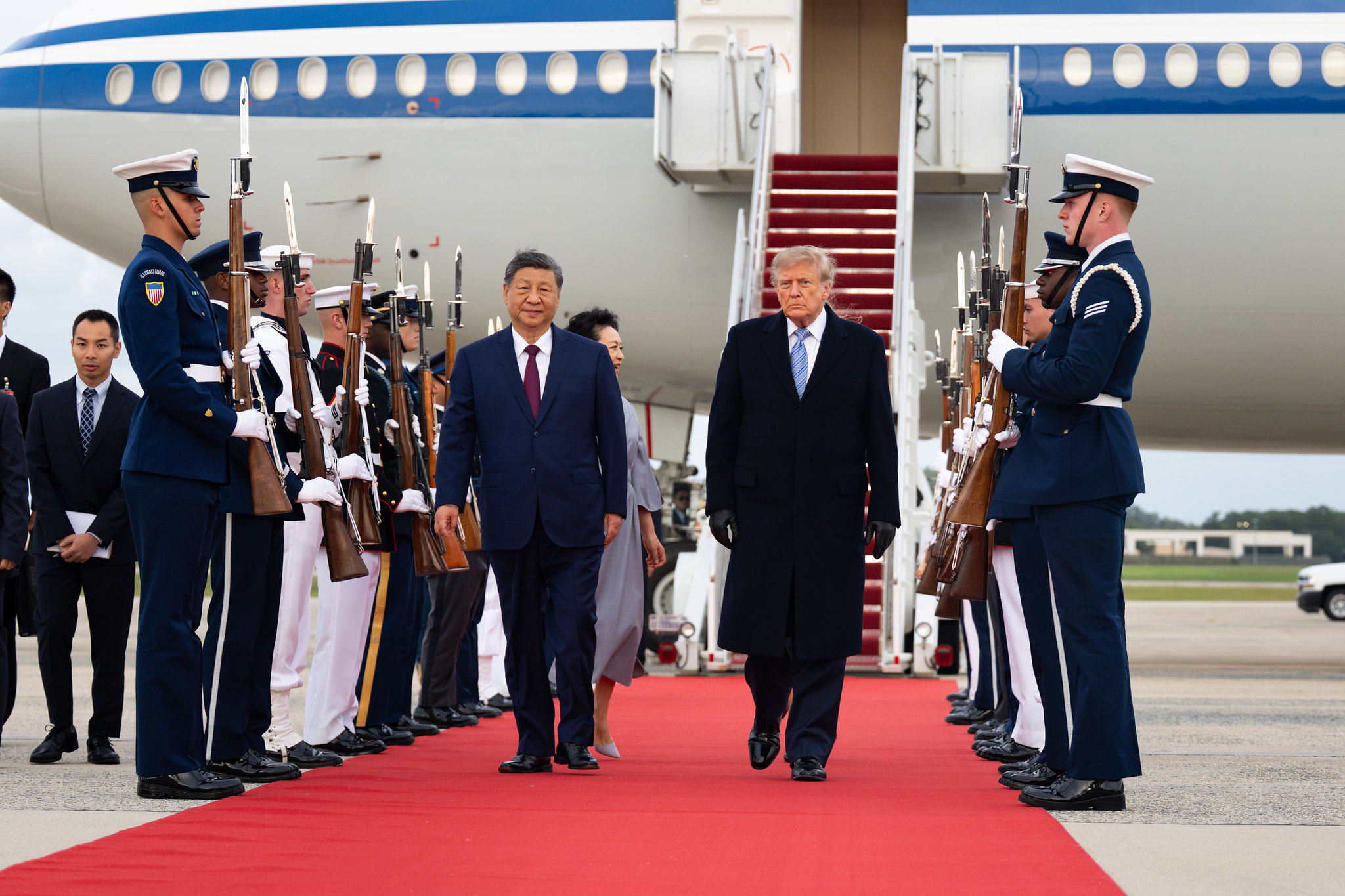 Le pr&eacute;sident Donald Trump et la Premi&egrave;re dame Melania Trump participent &agrave; une c&eacute;r&eacute;monie d'accueil pour le pr&eacute;sident chinois Xi Jinping et son &eacute;pouse Peng Liyuan, &agrave; leur arriv&eacute;e &agrave; la base interarm&eacute;es Andrews, pour une visite d'&Eacute;tat, le mercredi 23 septembre 2026. (&copy; Photo officielle de la Maison Blanche par Andrea Hanks / Flickr)