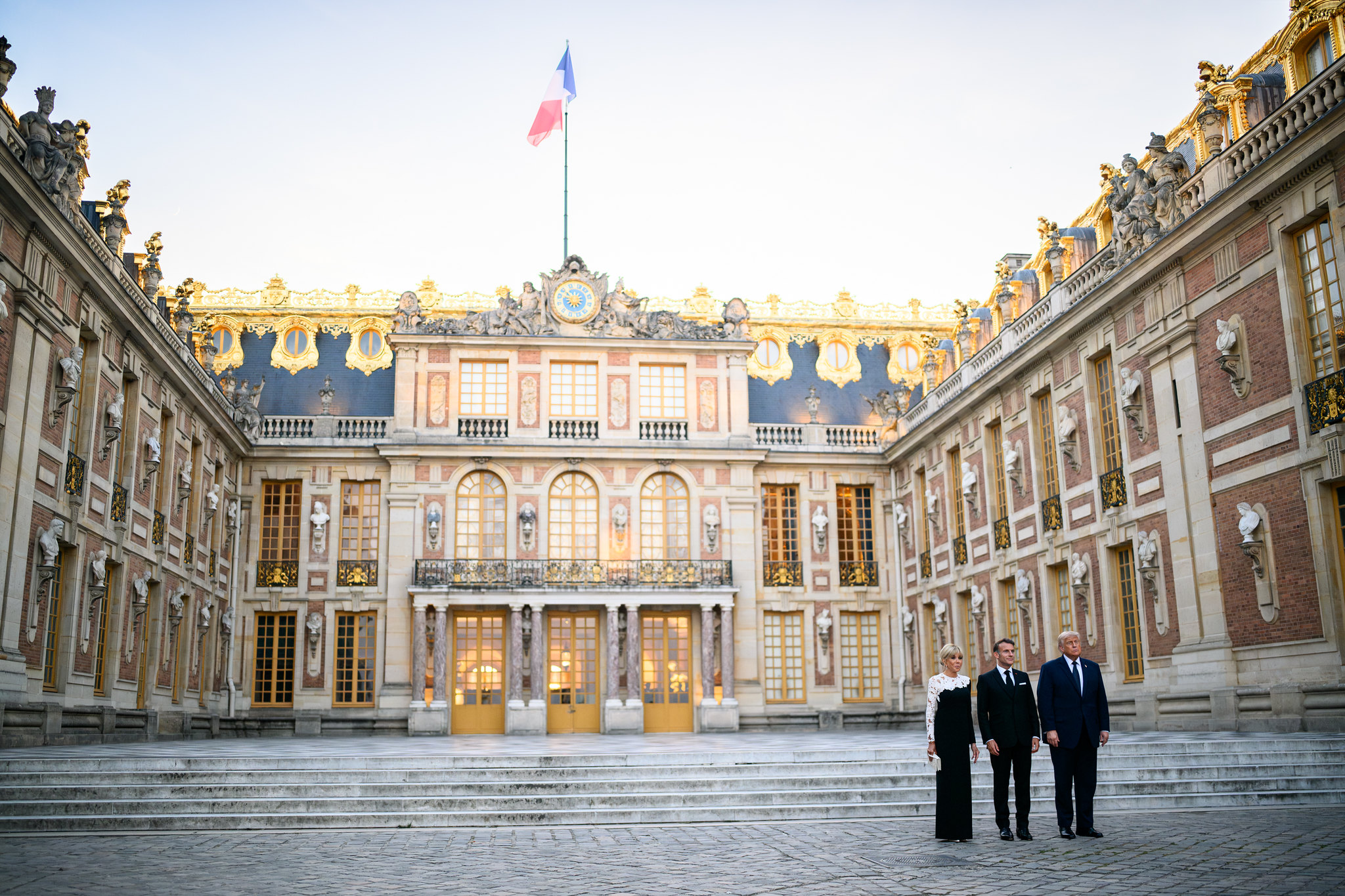 Le pr&eacute;sident Donald Trump arrive au ch&acirc;teau de Versailles, le mercredi 17 juin 2026, pour un d&icirc;ner bilat&eacute;ral avec le pr&eacute;sident fran&ccedil;ais Emmanuel Macron (&copy; Photo officielle de la Maison Blanche par Daniel Torok / Flickr)