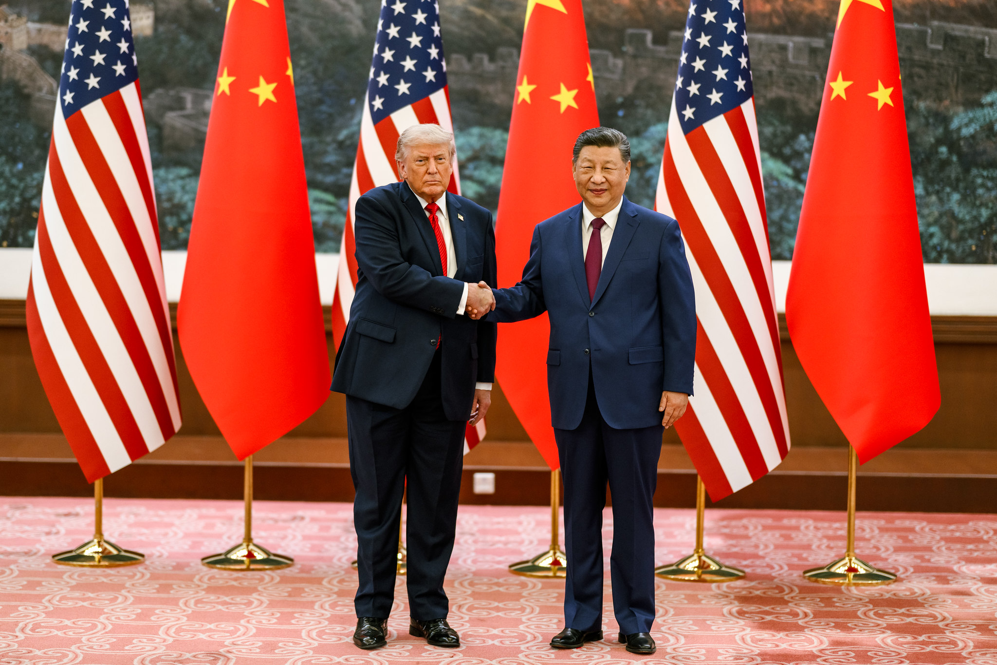 Le pr&eacute;sident Donald Trump participe &agrave; une c&eacute;r&eacute;monie d'accueil avec le pr&eacute;sident chinois Xi Jinping, le jeudi 14 mai 2026, au Palais de l'Assembl&eacute;e du Peuple &agrave; P&eacute;kin (Photo officielle de la Maison Blanche par Daniel Torok / Flickr)